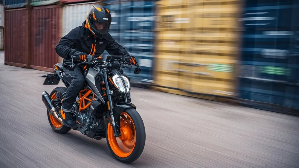 Компактный KTM 390 Duke ABS с резвым мотором